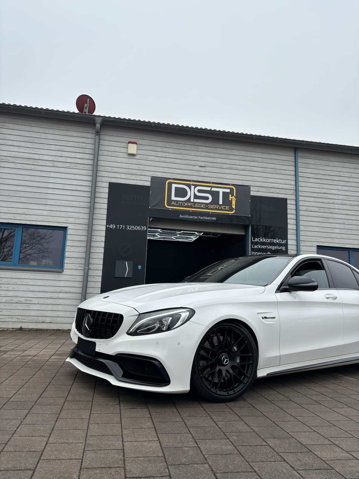 Weißer Mercedes-AMG C 63 vor dem Betriebsgebäude von DIST Autopflegeservice in Obermeitingen