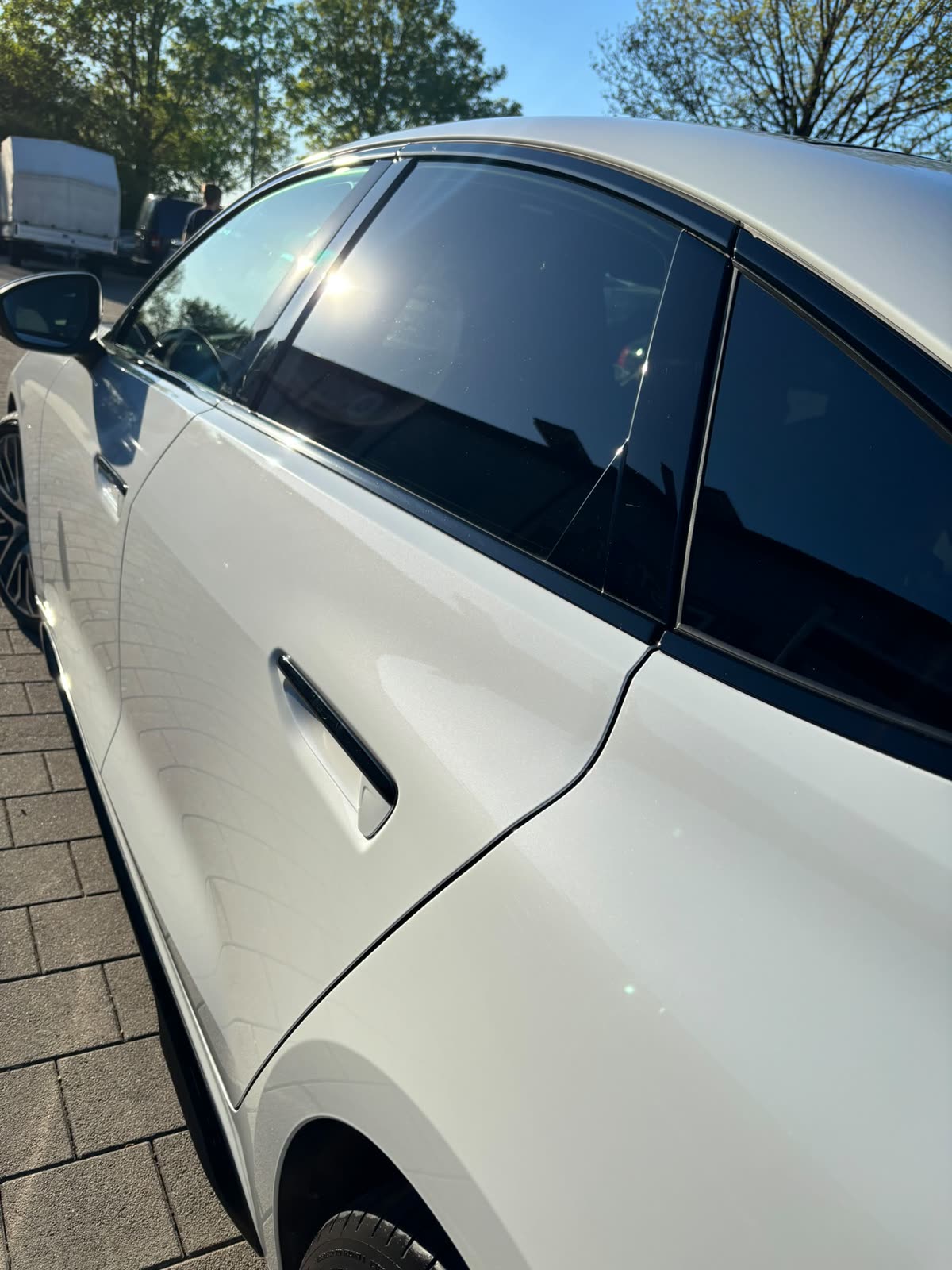 Weißer Audi A5 im Sonnenlicht, Seitenscheiben und Klavierlack der B-Säule spiegelfrei