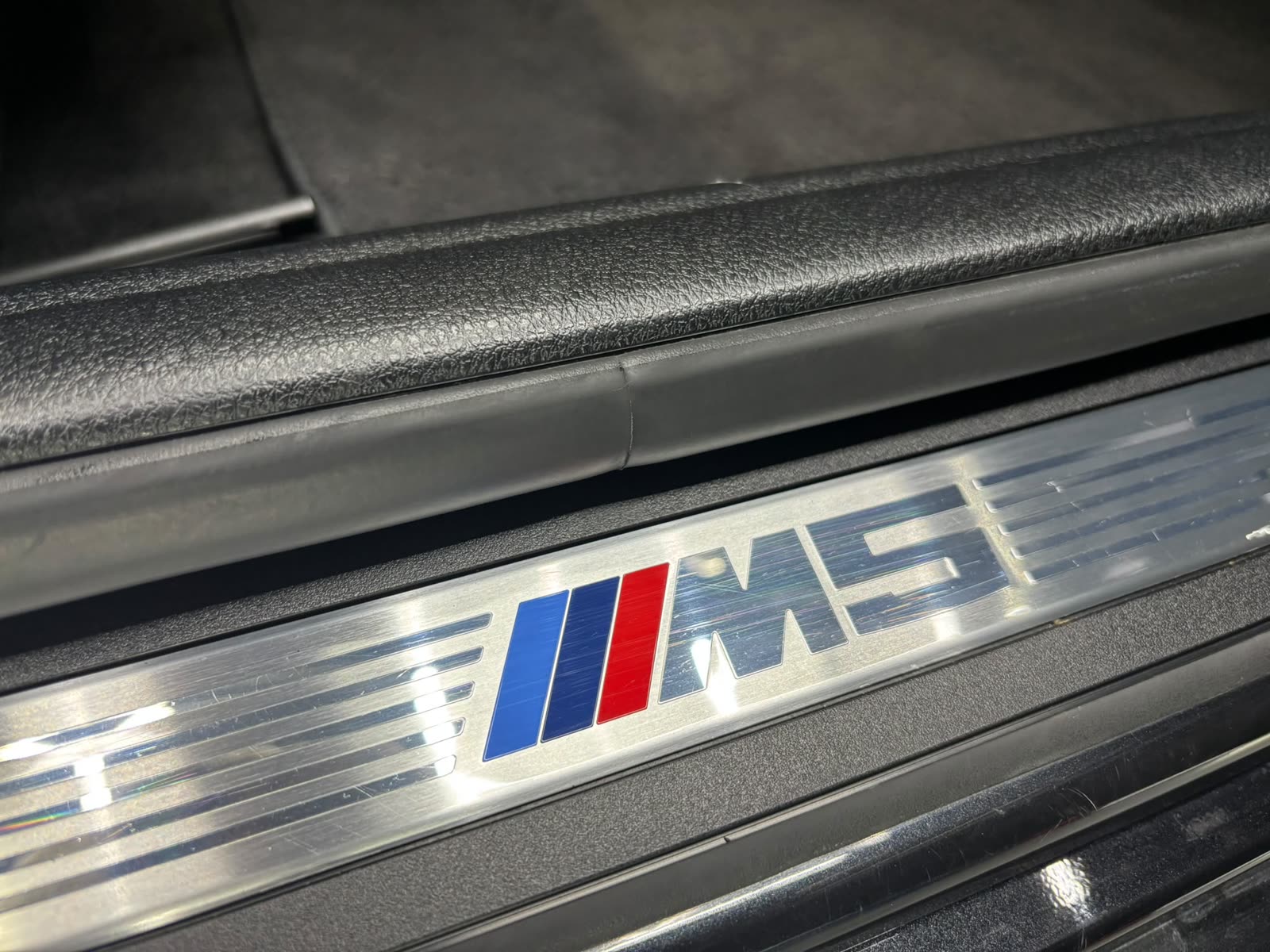 Polierte M5-Einstiegsleiste aus Aluminium im Türausschnitt
