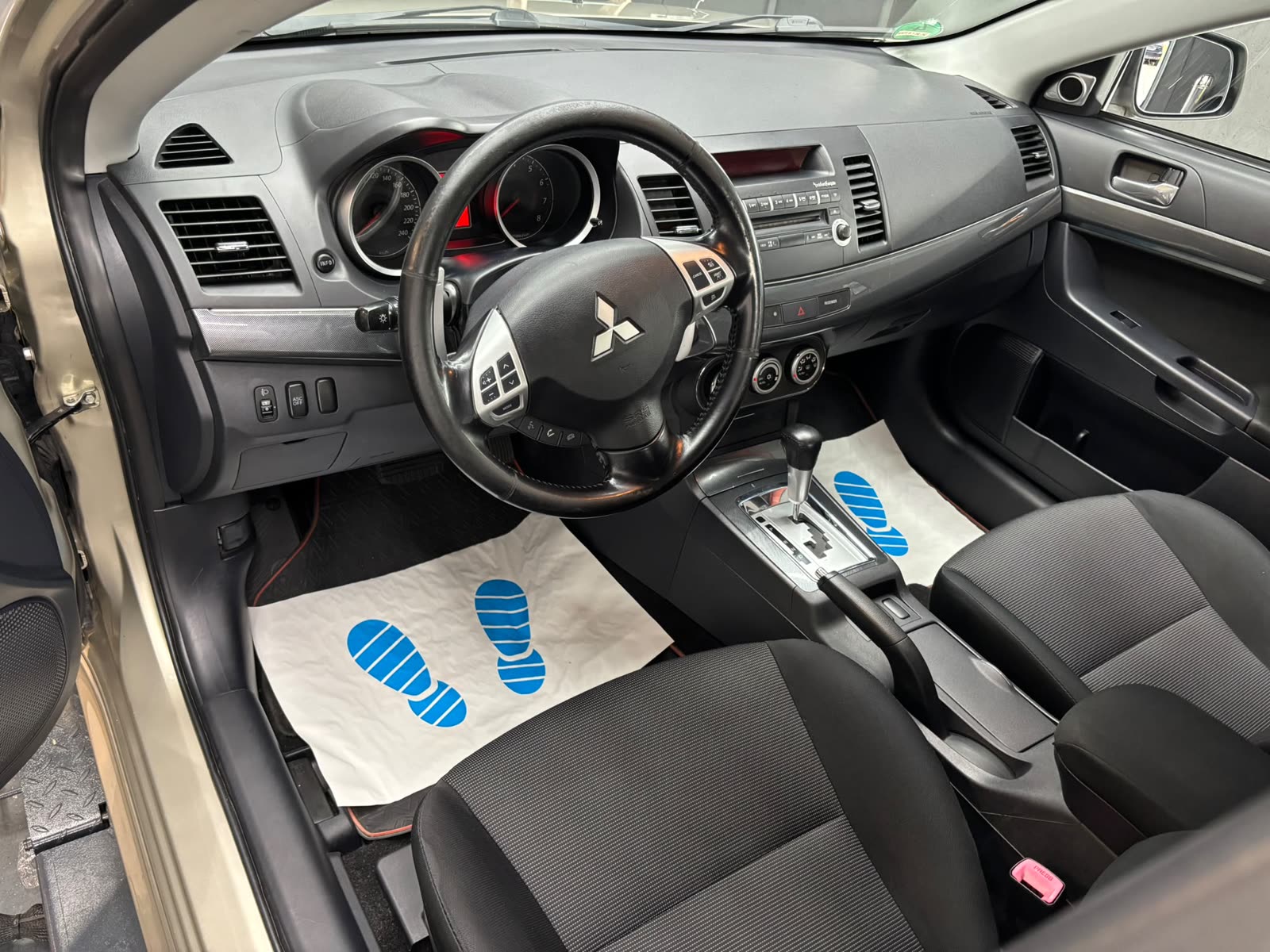 Gereinigtes Cockpit eines Mitsubishi Lancer mit ausgelegtem Schutzpapier