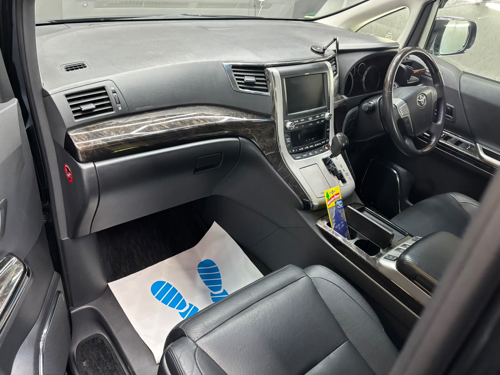 Aufbereiteter Innenraum eines Toyota Alphard mit Lederausstattung und Holzdekor